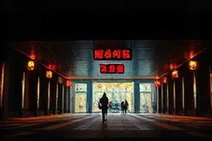 《雨季第七夜》爱情片封面，雨幕中的公交站台与共撑的伞
