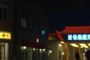 《城市胶囊》都市片封面，老小区窗户里透出的暖光