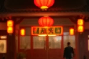 《折叠的街道》悬疑片封面，被分成两半的雨夜街景